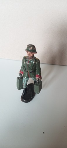 Soldat mit munitionskästen - soldat,