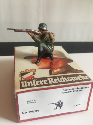 Deutscher soldat knieend mit - soldat,,